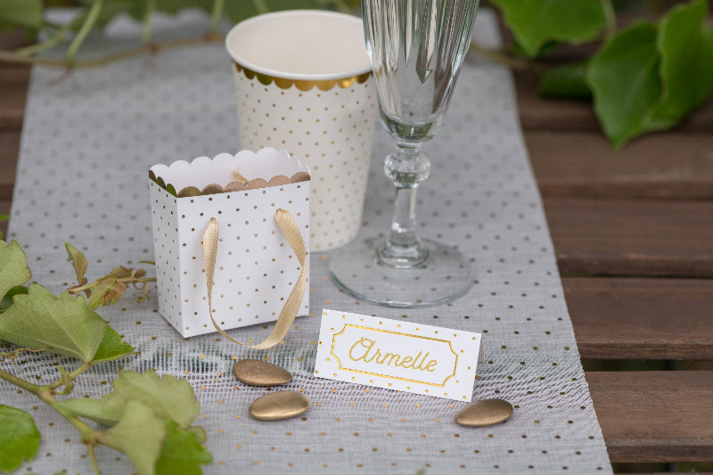 Hvide bordkort med guld prikker, 7x3 cm.