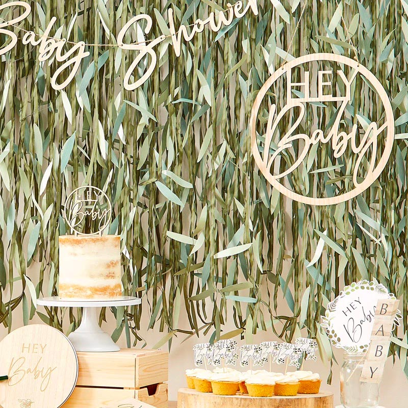 Babyshower træskilt - Hey Baby på baggrund af blade
