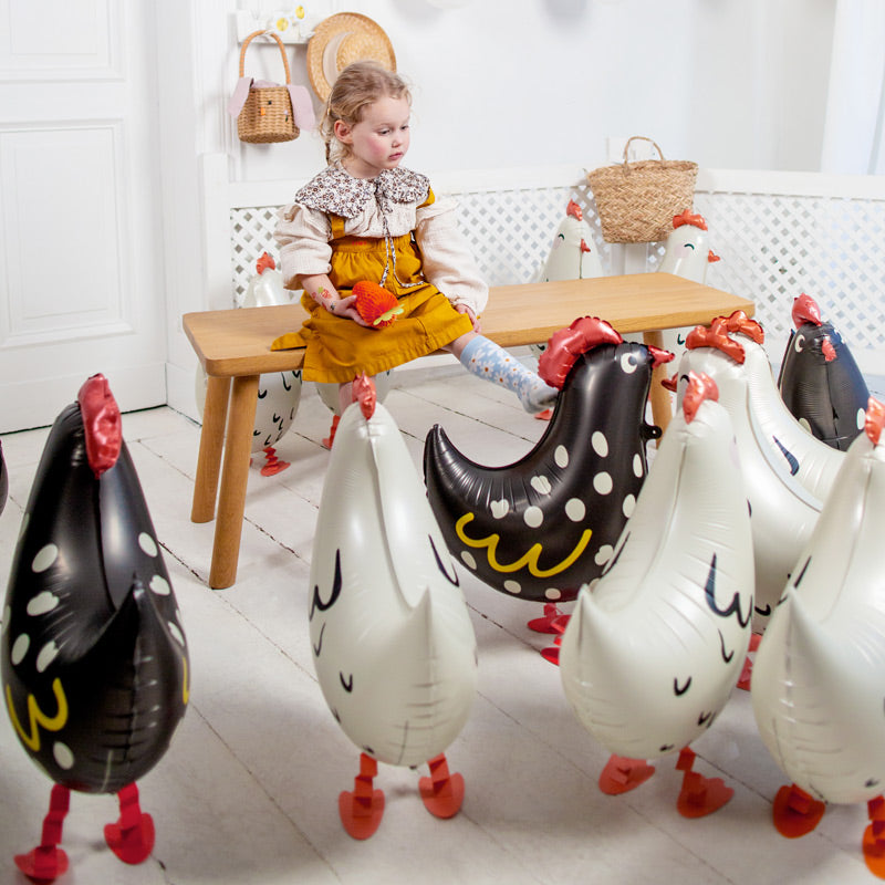 Pige med mange høns og haner