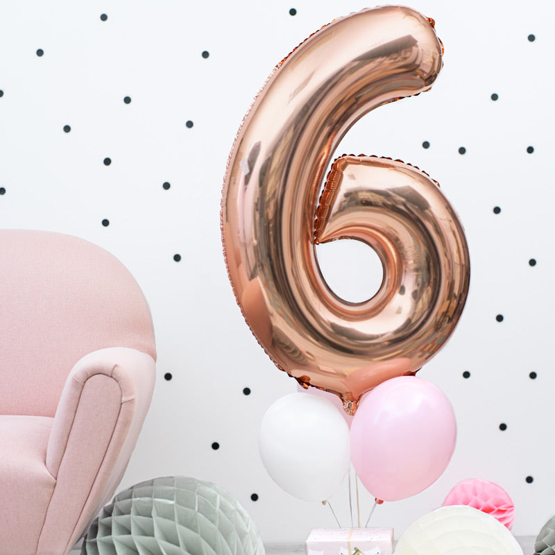 Rose gold folieballon i buket med latexballoner