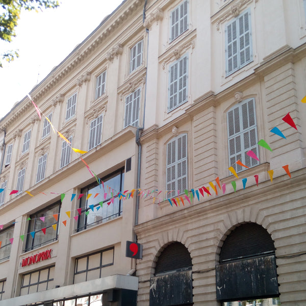 Multi vimpler hængt op i byens gader