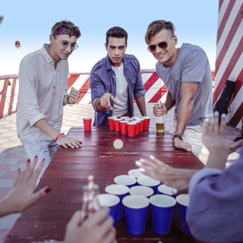 Beer pong spil, blå og røde kopper
