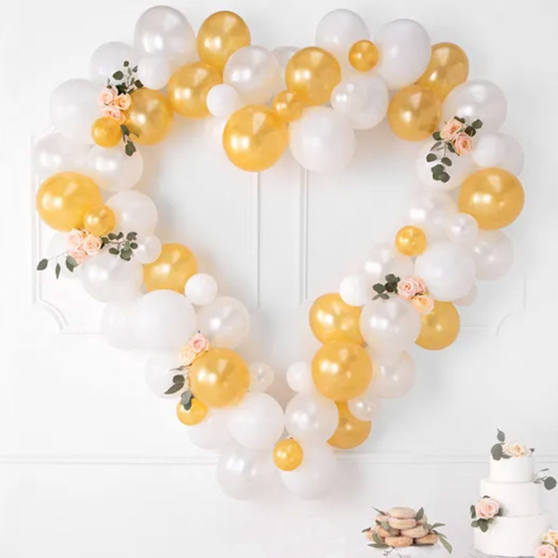 Hjerte ballonbue med hvide og guldfarvede balloner