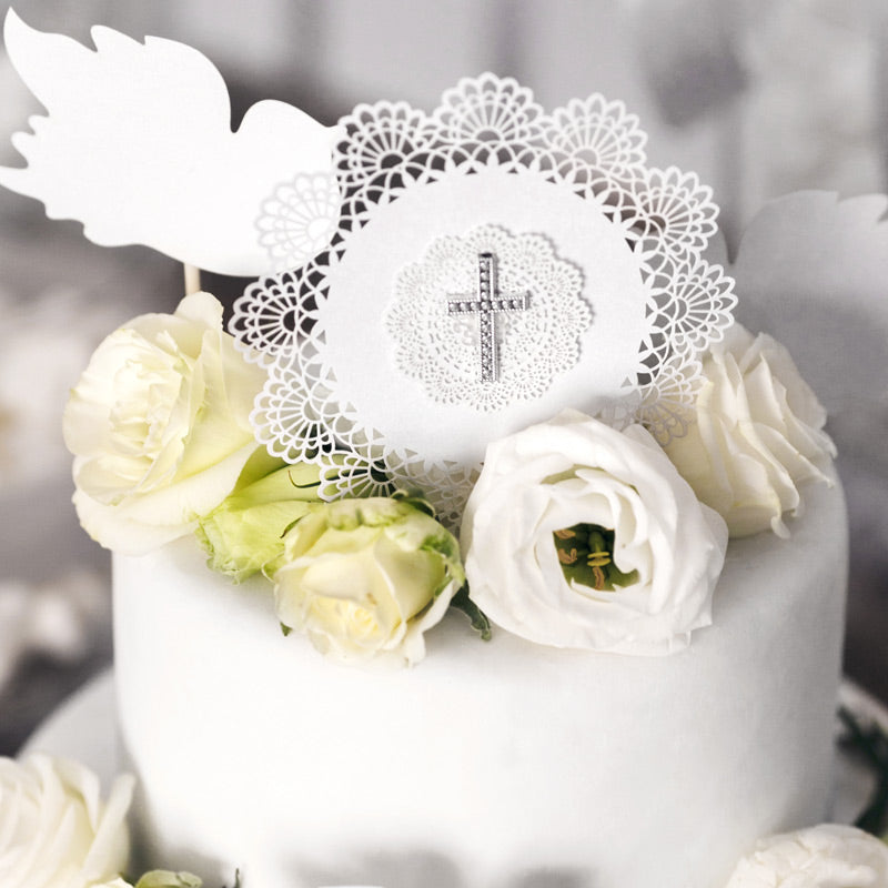 Kagedekoration med sølv kors