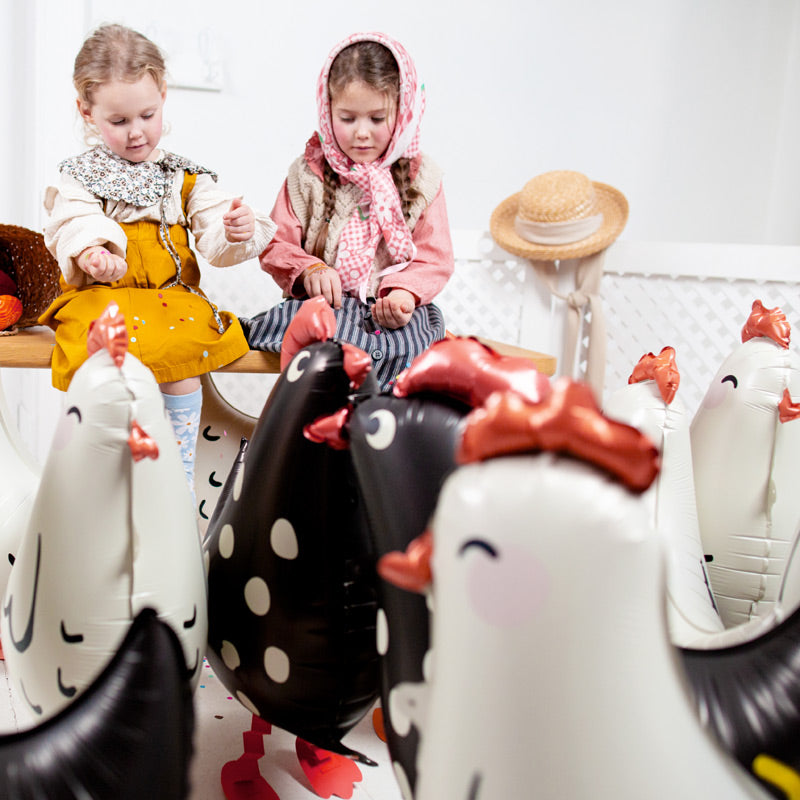 Piger i hønse vrimmel