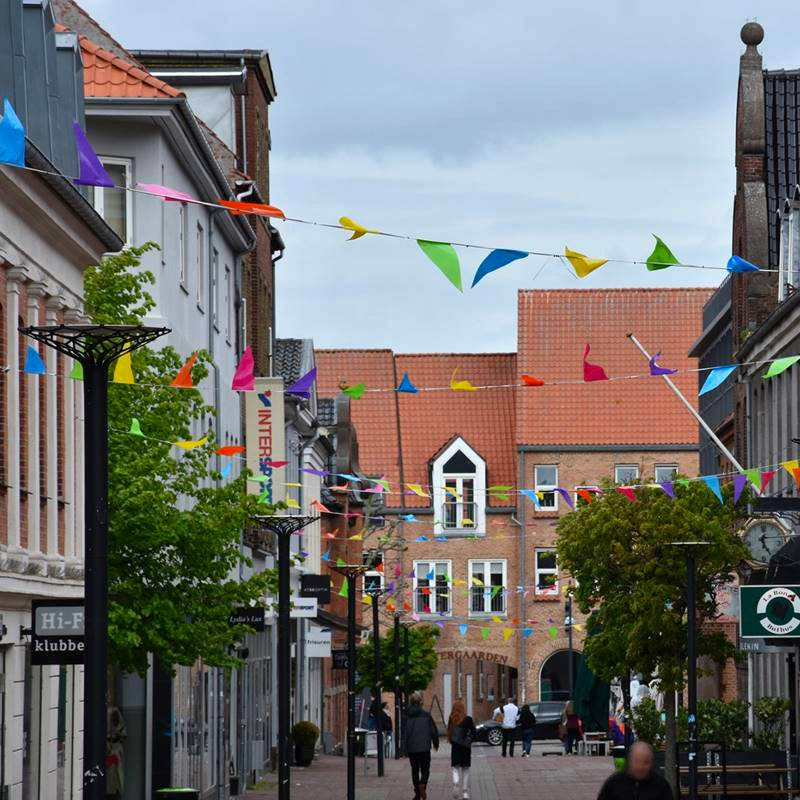 Stor Vimpel i multifarver til byens gader