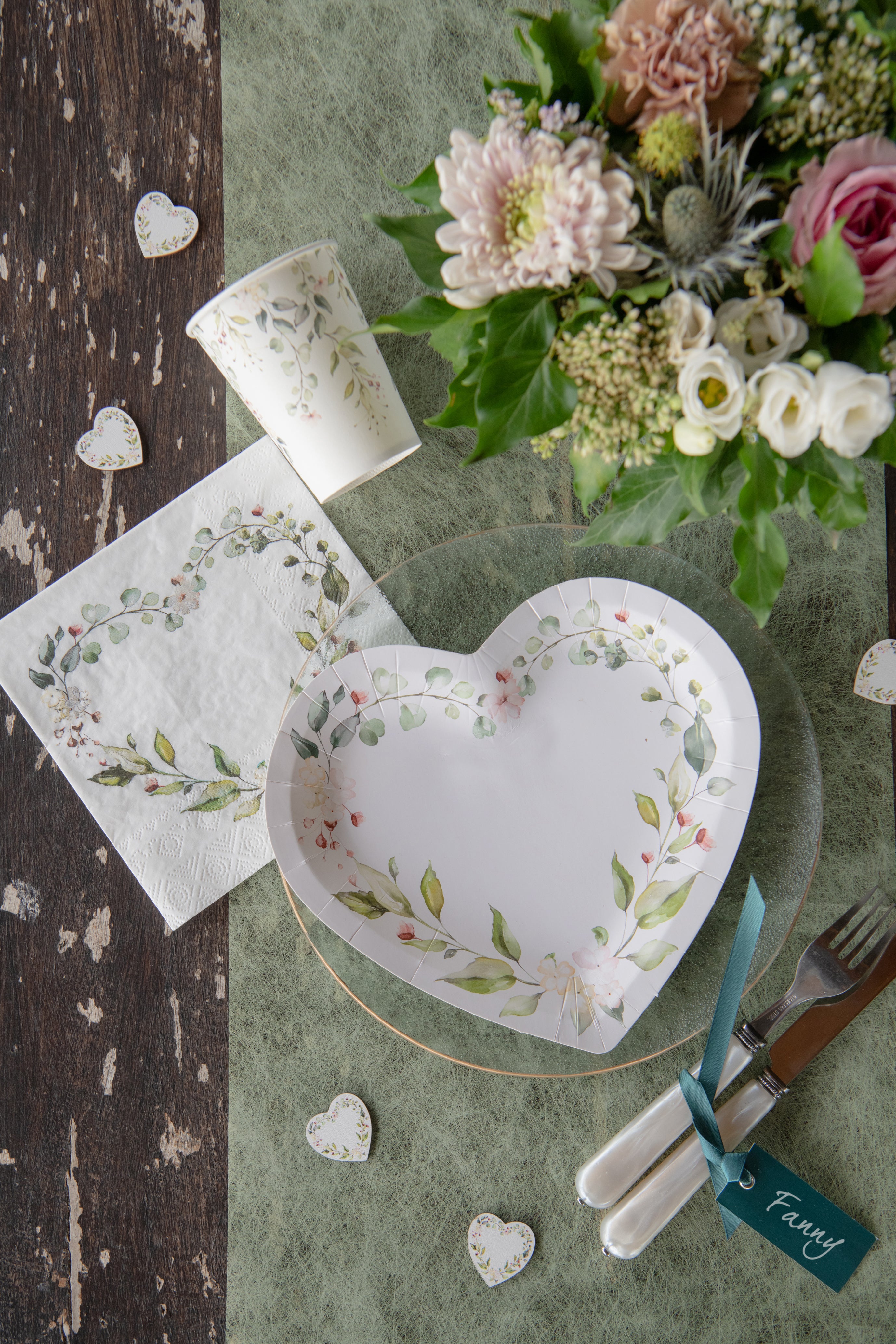 Hvid hjerte bordpynt med blomster, træ