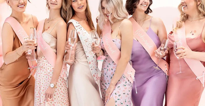 Blomstret "bride to be" skråbånd, 76 cm.