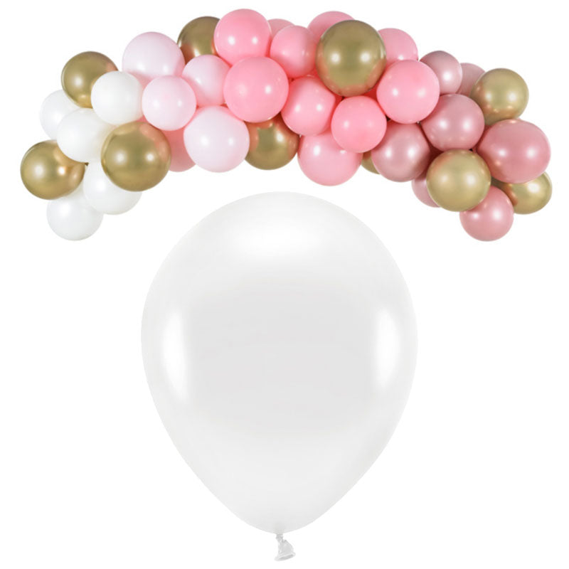 Hvide metallic balloner vist i ballonbue med andre farver