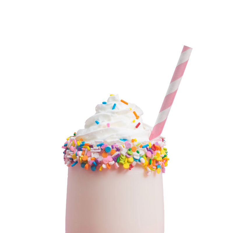 Pink milkshake med pink stribet sugerør i papir
